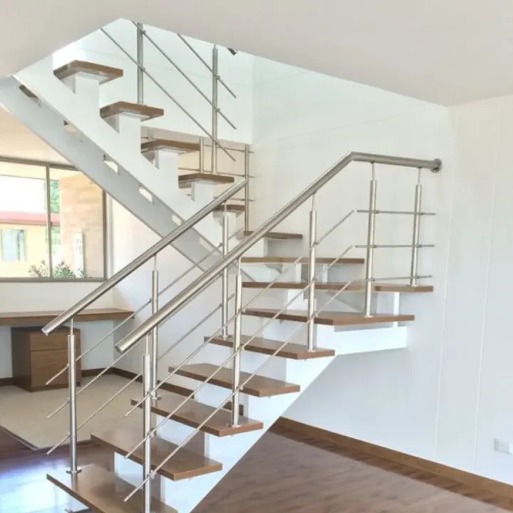 Baranda de escalera en acero inoxidable con tubos horizontales