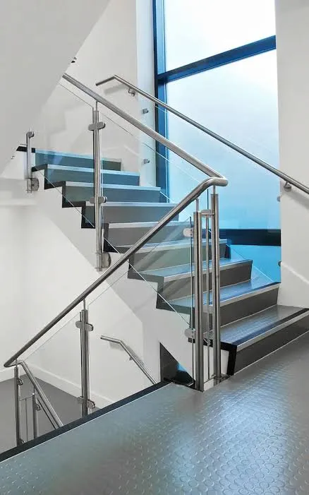 Baranda de escalera en vidrio templado y acero inoxidable