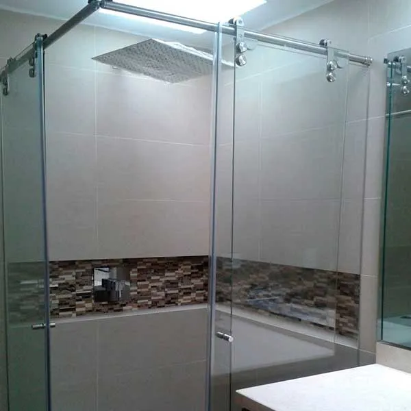 División de baño corrediza en vidrio templado con herrajes en acero inoxidable