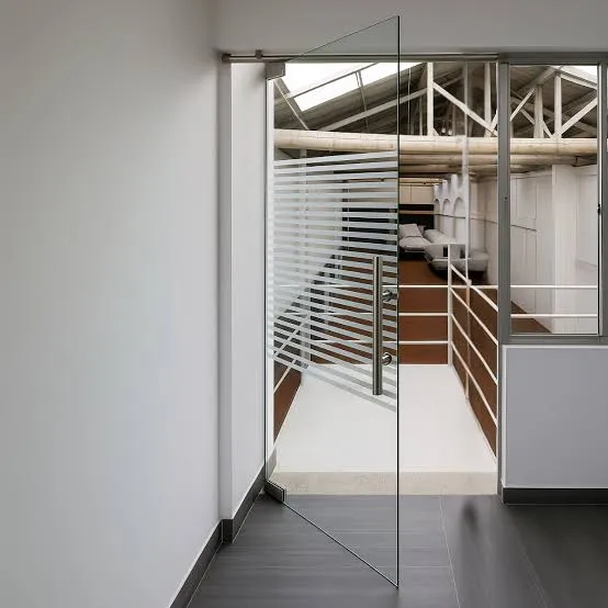 Puerta pivotante en vidrio templado con sandblasting